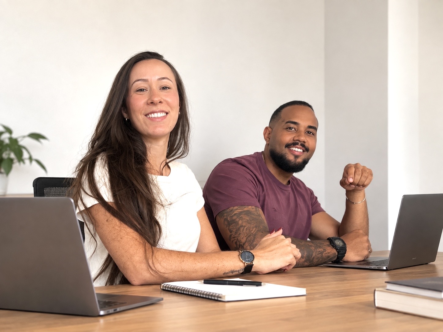 Victor e Letícia trabalhando juntos à mesa, fundadores da A Nova Forma